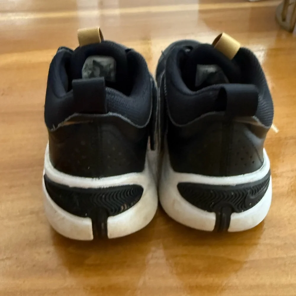 Nike‎ Big Kid Team Hustle D11 Basketball Shoe